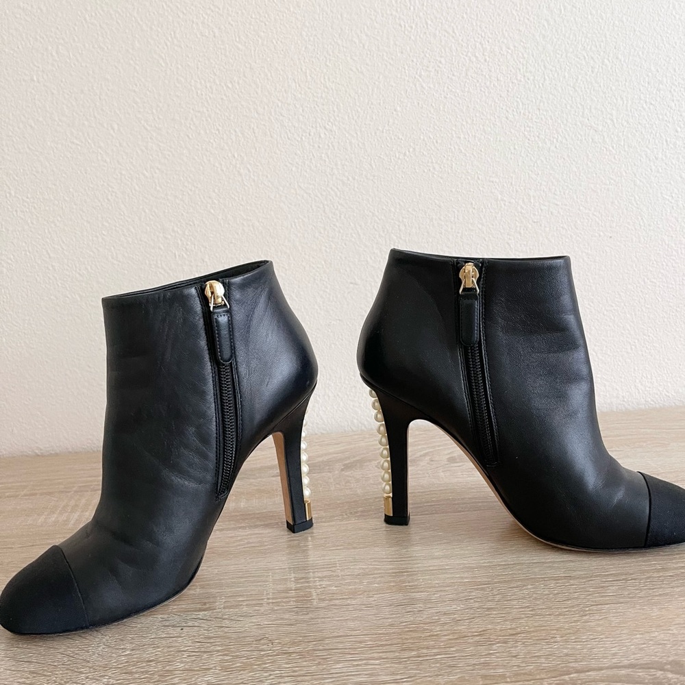 Chanel Black Leather Pearl Heels Ankle Boots Booties Women’s Sz 37.5/7.5 - Picture 4 of 13